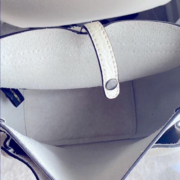 ✅Rebecca Minkoff Antique White Crossbody - Picture 7 of 10